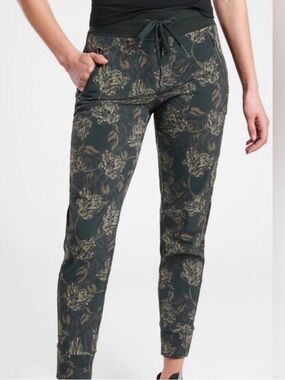 Athleta Trekkie North Printed Jogger — Deep Olive
